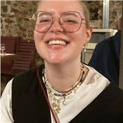 Étudiante en droit donne des cours de français pour des personnes étrangères désireuses d’apprendre une nouvelle langue